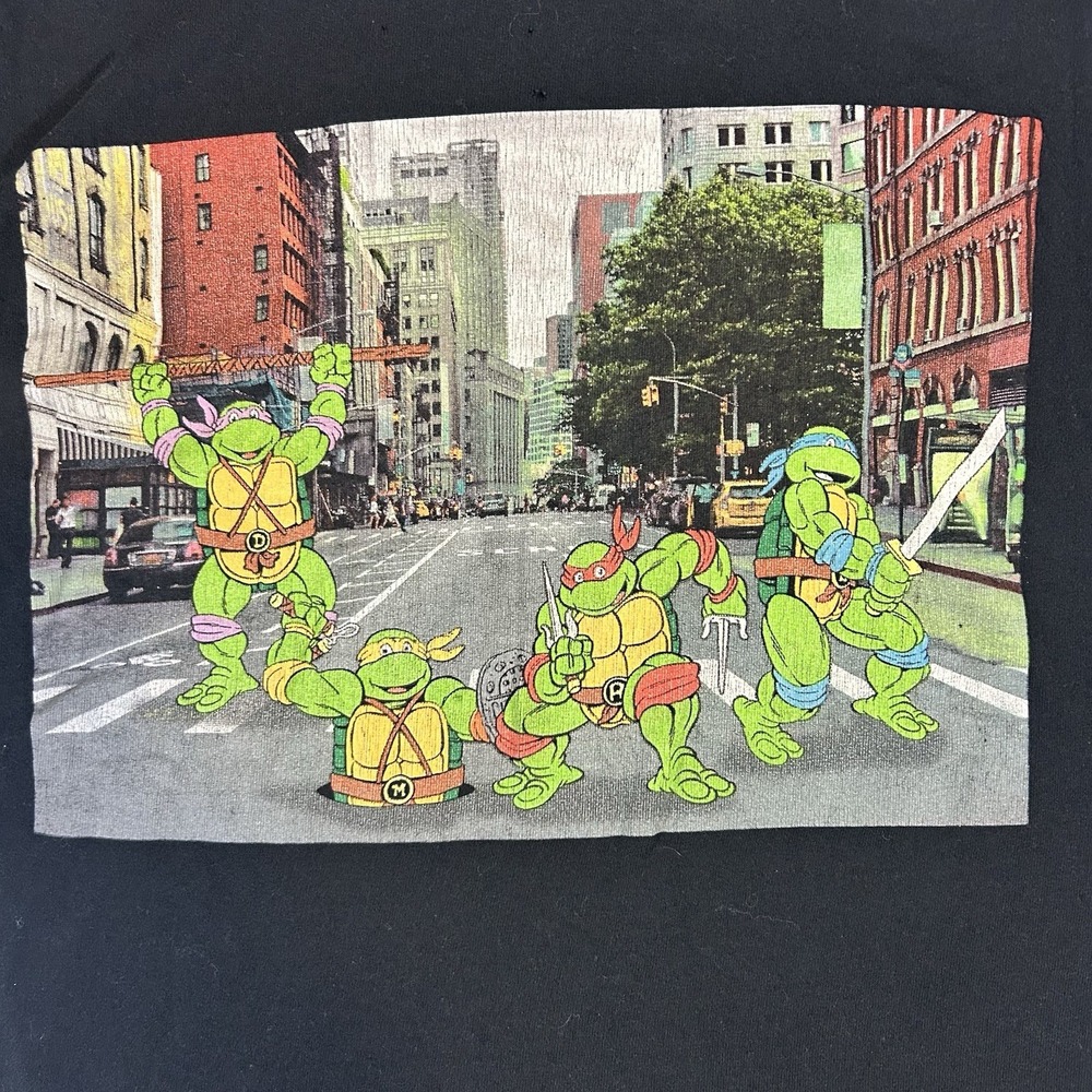 Teenage Mutant Ninja Turtles Retro t shirt (city scene) Medium - Picture 2 of 3